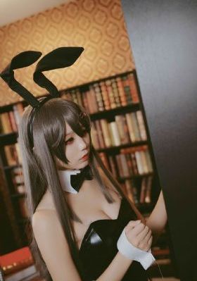 老头边吃奶边弄进去呻吟的视频