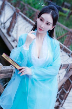 美女露出让男生揉的