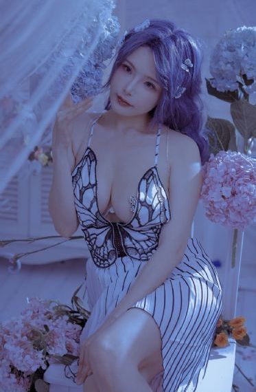 将军掀开她的乳罩揉捏她的胸