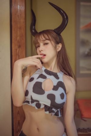 被闺蜜扒了内裤光着屁股打